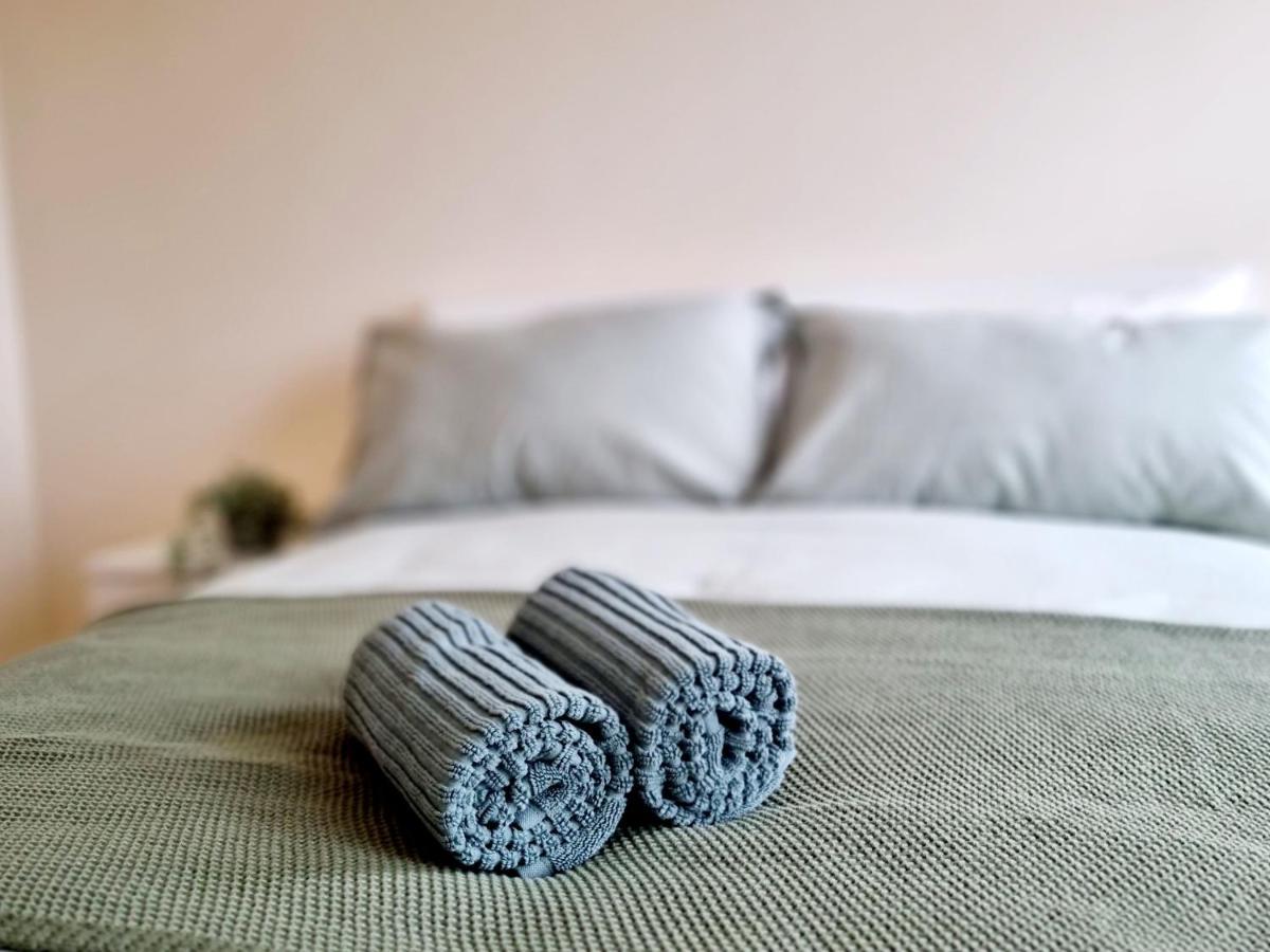 Cityscape Haven: 1 Bedroom Apartment With Terrace And City View ボーンマス エクステリア 写真