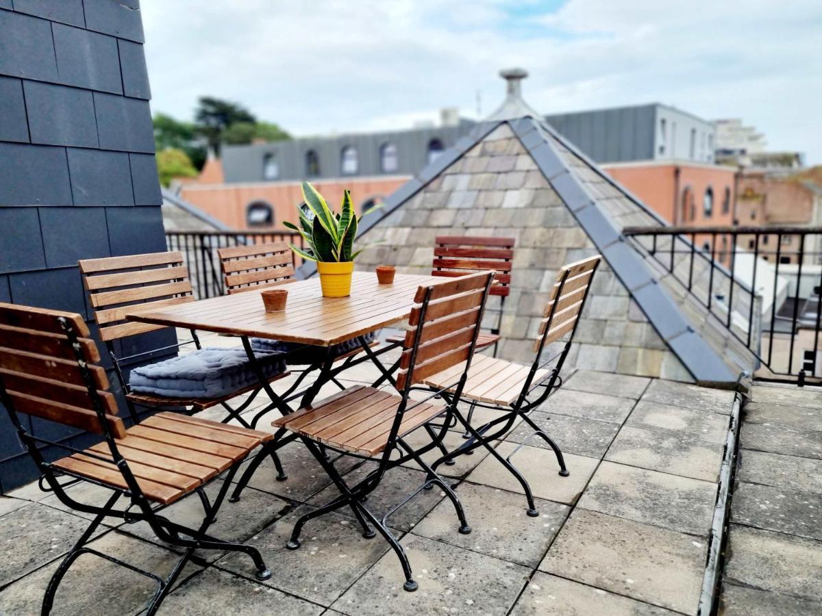 Cityscape Haven: 1 Bedroom Apartment With Terrace And City View ボーンマス エクステリア 写真