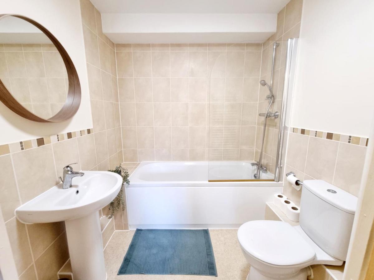 Cityscape Haven: 1 Bedroom Apartment With Terrace And City View ボーンマス エクステリア 写真
