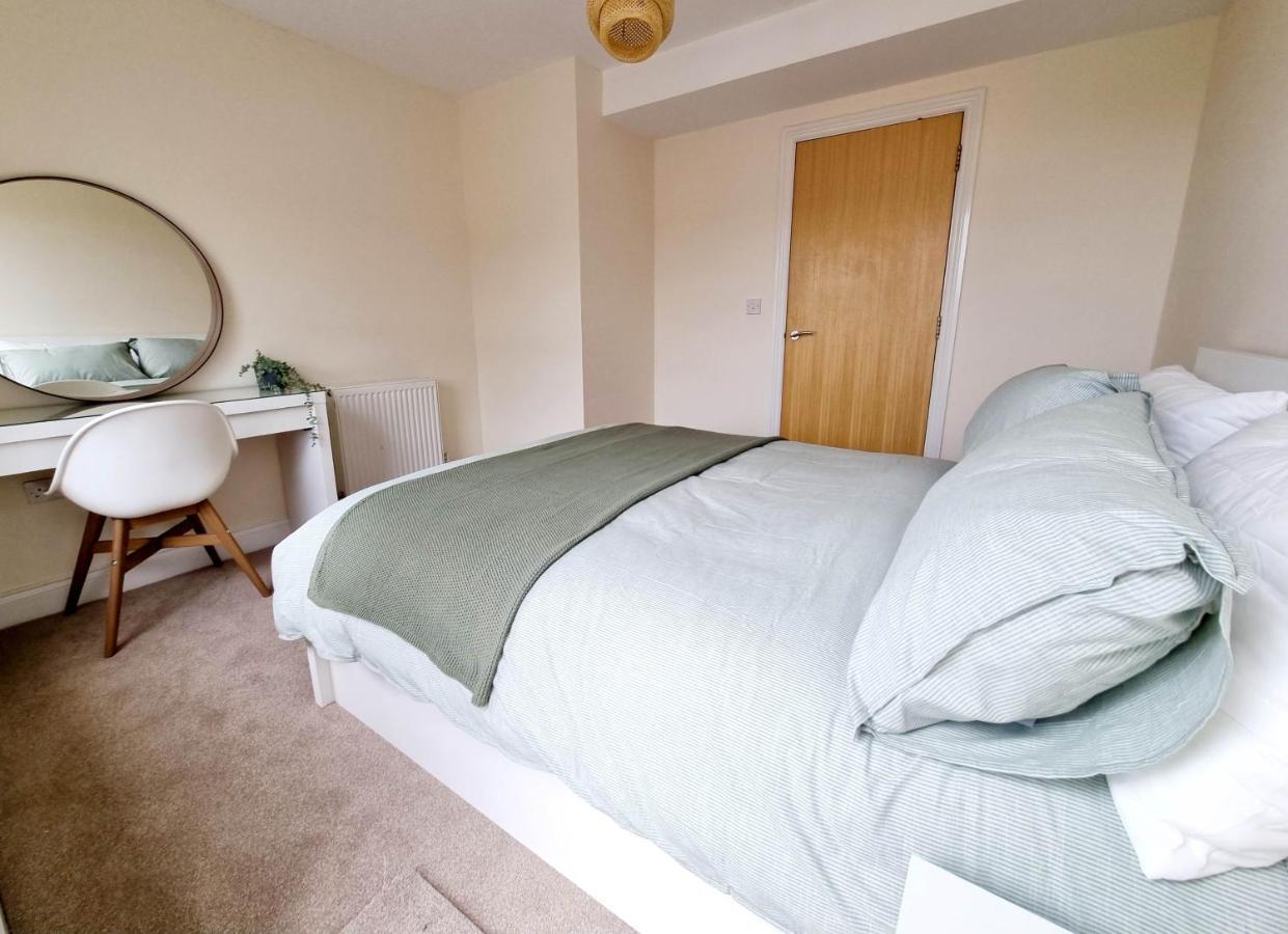 Cityscape Haven: 1 Bedroom Apartment With Terrace And City View ボーンマス エクステリア 写真