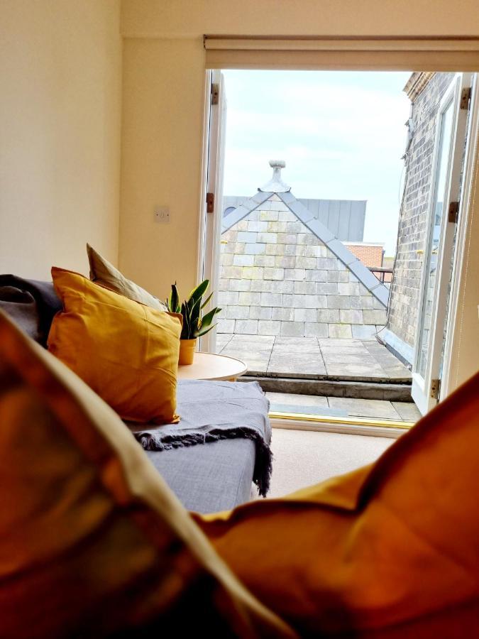 Cityscape Haven: 1 Bedroom Apartment With Terrace And City View ボーンマス エクステリア 写真