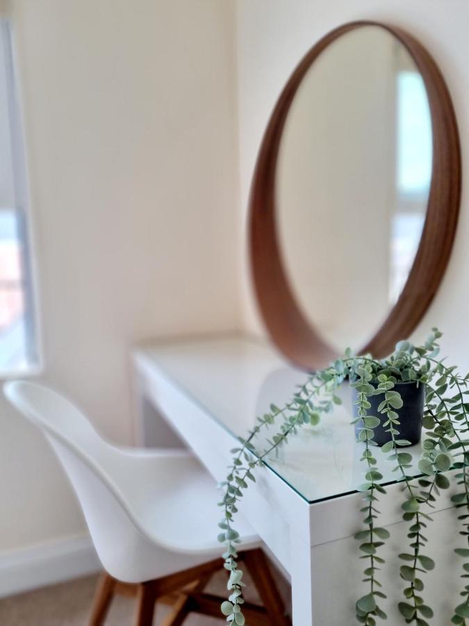 Cityscape Haven: 1 Bedroom Apartment With Terrace And City View ボーンマス エクステリア 写真