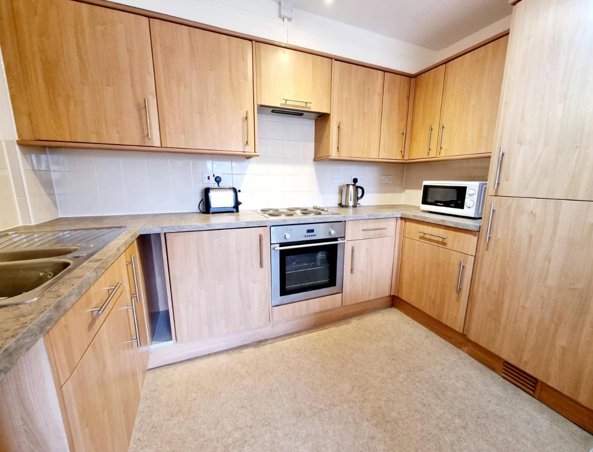 Cityscape Haven: 1 Bedroom Apartment With Terrace And City View ボーンマス エクステリア 写真