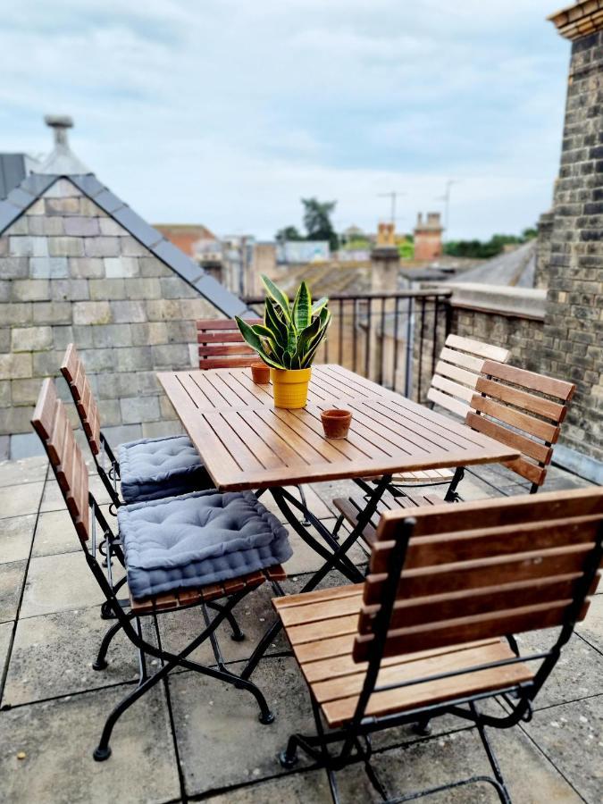 Cityscape Haven: 1 Bedroom Apartment With Terrace And City View ボーンマス エクステリア 写真