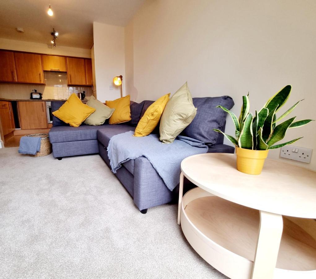 Cityscape Haven: 1 Bedroom Apartment With Terrace And City View ボーンマス エクステリア 写真