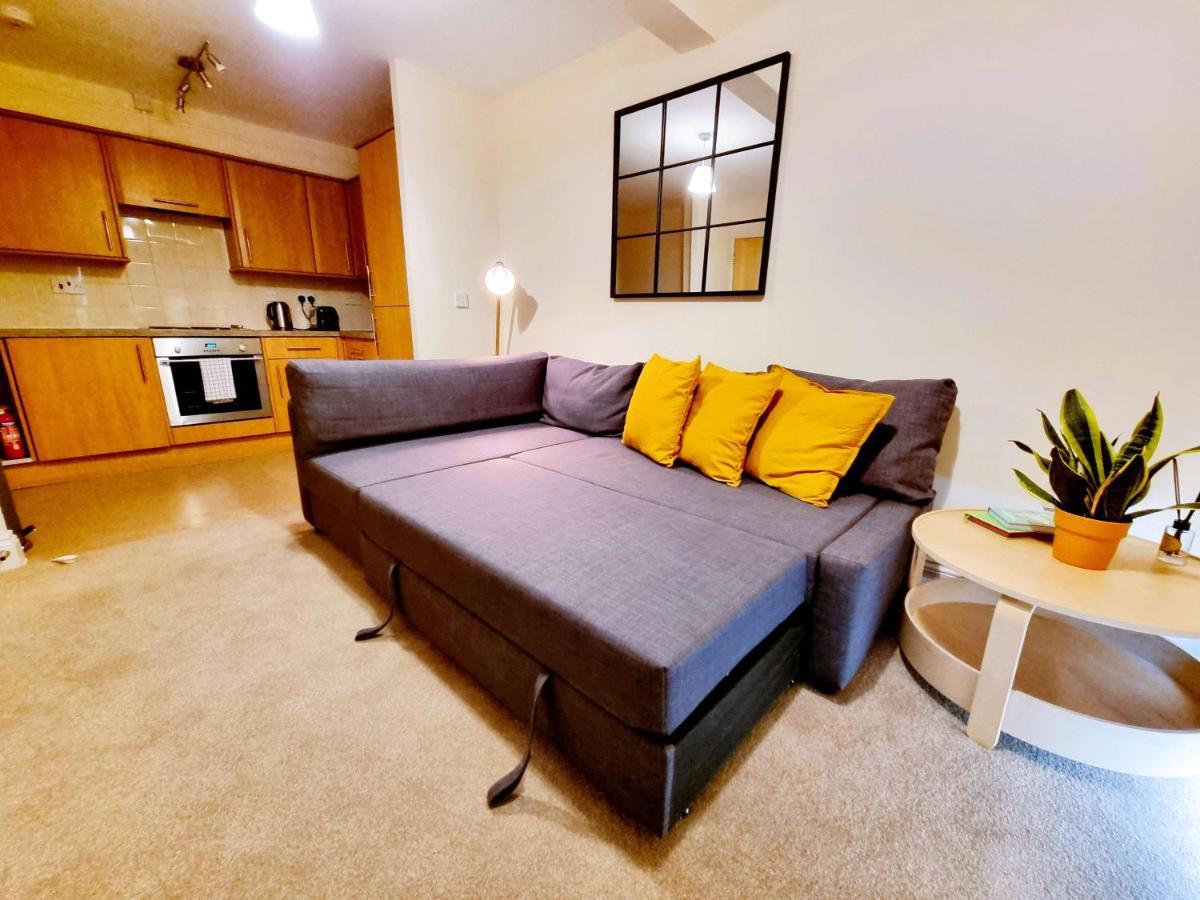 Cityscape Haven: 1 Bedroom Apartment With Terrace And City View ボーンマス エクステリア 写真