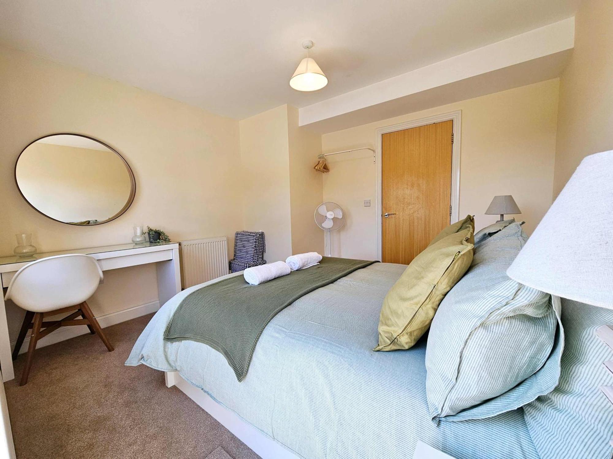 Cityscape Haven: 1 Bedroom Apartment With Terrace And City View ボーンマス エクステリア 写真