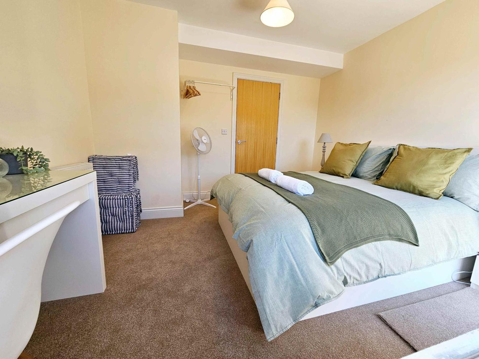 Cityscape Haven: 1 Bedroom Apartment With Terrace And City View ボーンマス エクステリア 写真