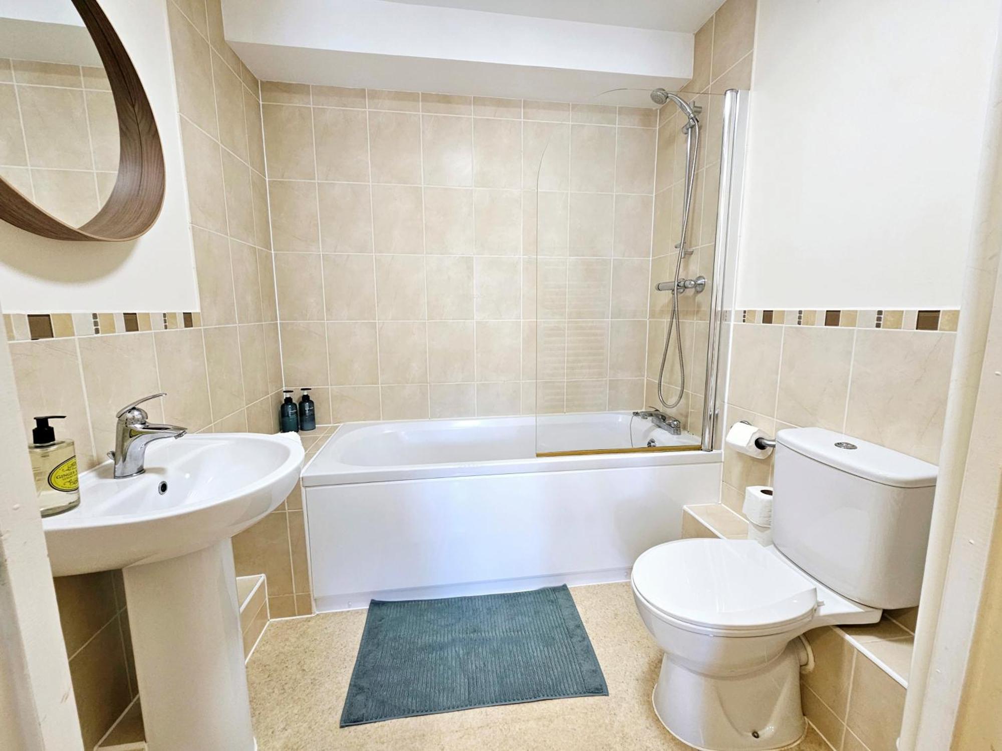 Cityscape Haven: 1 Bedroom Apartment With Terrace And City View ボーンマス エクステリア 写真