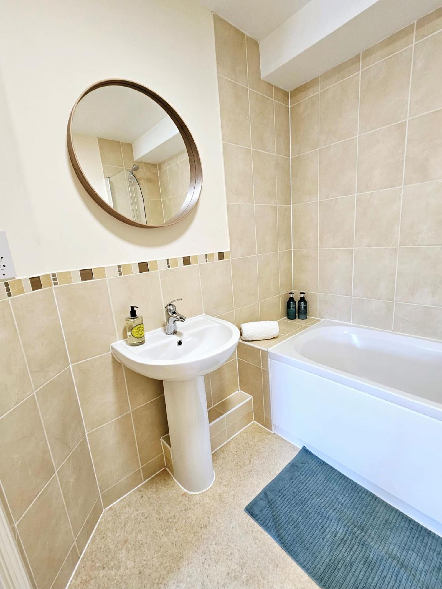 Cityscape Haven: 1 Bedroom Apartment With Terrace And City View ボーンマス エクステリア 写真
