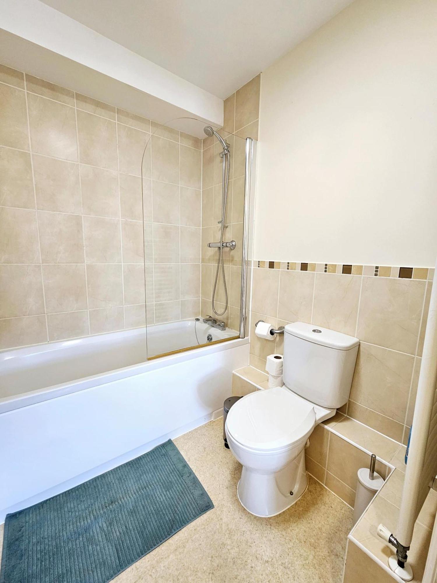Cityscape Haven: 1 Bedroom Apartment With Terrace And City View ボーンマス エクステリア 写真