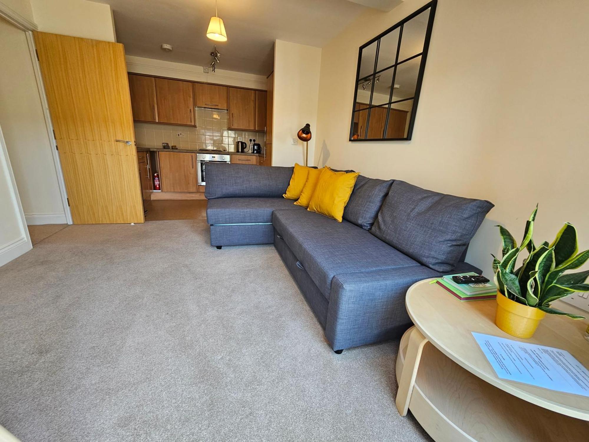 Cityscape Haven: 1 Bedroom Apartment With Terrace And City View ボーンマス エクステリア 写真